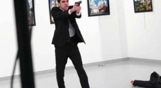 صورة قاتل السفير الروسي في تركيا تفوز بجائزة 'صورة العام' صورة قاتل السفير الروسي في تركيا تفوز بجائزة 'صورة العام'