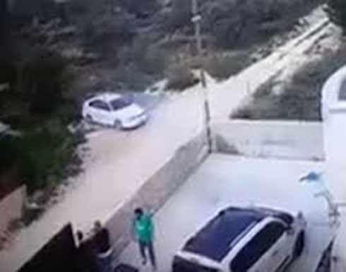بالفيديو : مستوطنون إسرائيليون يعتدون على عائلة فلسطينية بالفيديو : مستوطنون إسرائيليون يعتدون على عائلة فلسطينية