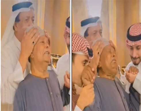 قصة امتدت 40 عاماً.. وداع مؤثّر من رجل أعمال سعودي لوافد مصري - بالفيديو قصة امتدت 40 عاماً.. وداع مؤثّر من رجل أعمال سعودي لوافد مصري - بالفيديو