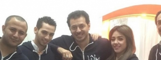 مصطفى شعبان يرتدي «تي شيرت» باسم مسلسله «مولانا العاشق»