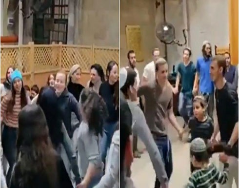 بالفيديو : إسرائيليون داخل المسجد الإبراهيمي بأحذيتهم ويؤدون رقصات تلمودية بالفيديو : إسرائيليون داخل المسجد الإبراهيمي بأحذيتهم ويؤدون رقصات تلمودية