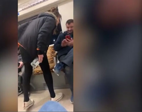 شاهد : امرأة مخمورة تهاجم راكب قطار بلندن وتبصق عليه: "إرهابي" شاهد : امرأة مخمورة تهاجم راكب قطار بلندن وتبصق عليه: "إرهابي"