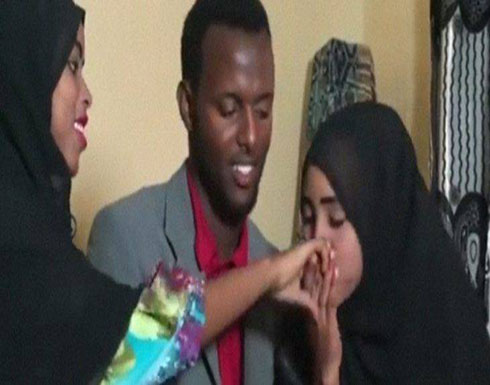 بالفيديو : رجل يتزوج امرأتين في يوم واحد! بالفيديو : رجل يتزوج امرأتين في يوم واحد!