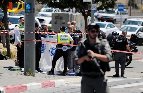 الاحتلال ينشر صور منفذي عملية إلعاد ويعتقل والد أحدهم الاحتلال ينشر صور منفذي عملية إلعاد ويعتقل والد أحدهم