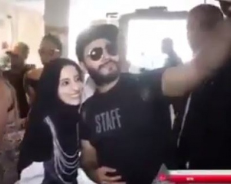 معجبة تقبل يد تامر حسني بحضور زوجته.. شاهدوا ردّ فعله الغريب!