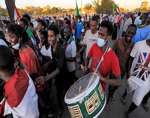 تظاهرات أمام القصر الرئاسي بالخرطوم..والشرطة تطلق الغاز