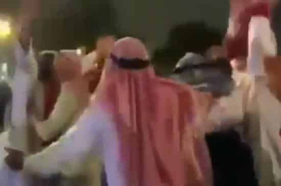 شاهد: جماهير ليفربول يرتدون الزي العربي ويهتفون “السلام عليكم” احتفالًا بالتأهل لنصف نهائي دوري الأبطال شاهد: جماهير ليفربول يرتدون الزي العربي ويهتفون “السلام عليكم” احتفالًا بالتأهل لنصف نهائي دوري الأبطال