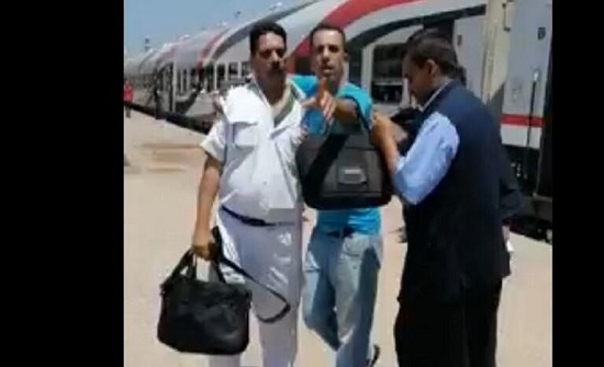 فيديو لضرب شرطي يثير ضجة في مصر فيديو لضرب شرطي يثير ضجة في مصر