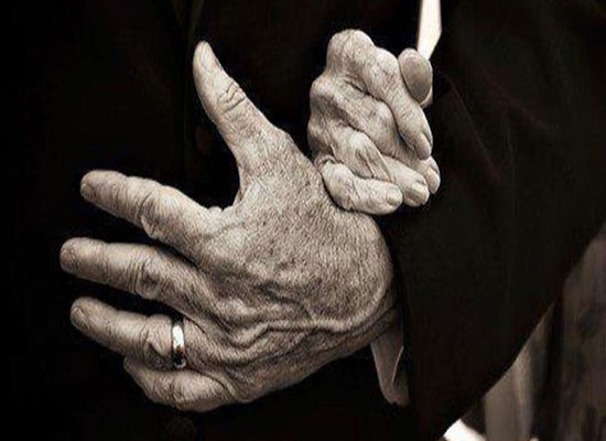 بالصور: الحبّ الحقيقي.. رجل يعتني بزوجته المقعدة منذ 56 عامًا