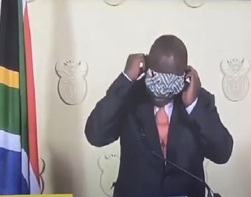 موقف محرج لرئيس جنوب أفريقيا أثناء ارتداء كمامة .. بالفيديو موقف محرج لرئيس جنوب أفريقيا أثناء ارتداء كمامة .. بالفيديو
