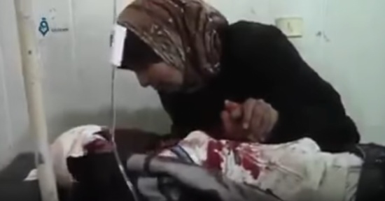 مشهد تقشعر له الأبدان .. أم سورية تودع ابنها المُصاب وتلقنه الشهادتين مشهد تقشعر له الأبدان .. أم سورية تودع ابنها المُصاب وتلقنه الشهادتين