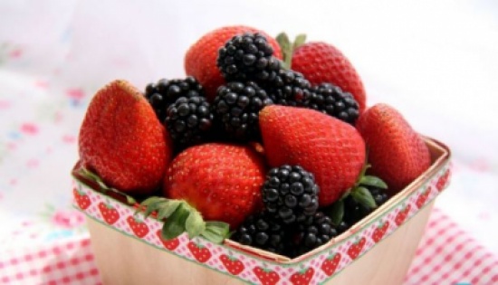 ما الفرق بين التوت الطازج والمجلّد؟