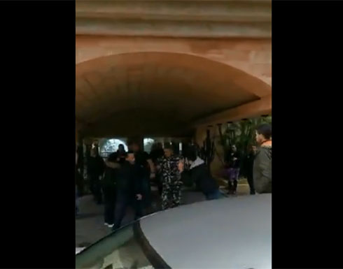 بالفيديو : الأمن يقمع متظاهرين يحتجون أمام منزل وزير لبناني بالفيديو : الأمن يقمع متظاهرين يحتجون أمام منزل وزير لبناني