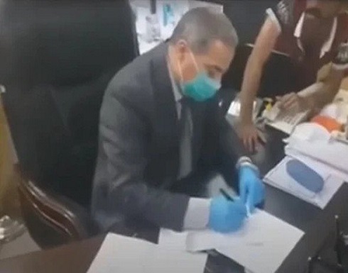 شاهد : عراقيون يجبرون مسؤولا في الصحة على الاستقالة بعد اقتحام مكتبه شاهد : عراقيون يجبرون مسؤولا في الصحة على الاستقالة بعد اقتحام مكتبه