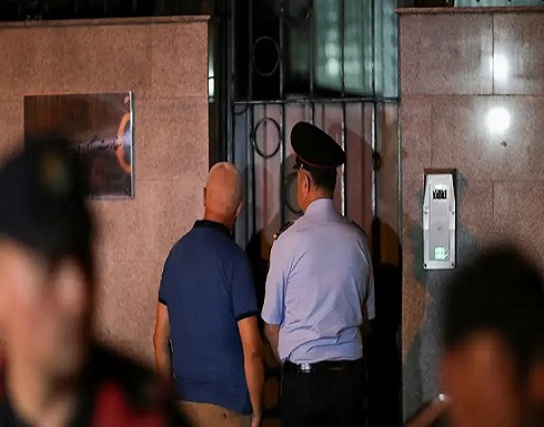 دبلوماسيون إيرانيون يتلفون وثائق قبل مغادرتهم ألبانيا دبلوماسيون إيرانيون يتلفون وثائق قبل مغادرتهم ألبانيا