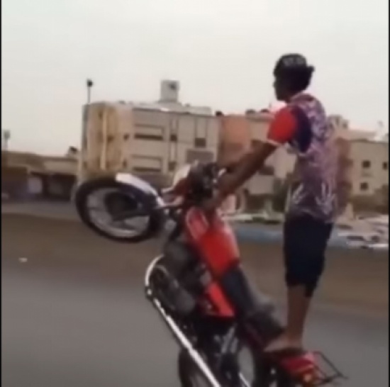 بالفيديو.. درس قاس لشاب سعودي متهور أراد الاستعراض بدراجته بالفيديو.. درس قاس لشاب سعودي متهور أراد الاستعراض بدراجته