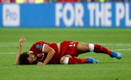 بالفيديو : محمد صلاح يغادر باكيا بعد إصابة قوية فى نهائي دوري الأبطال