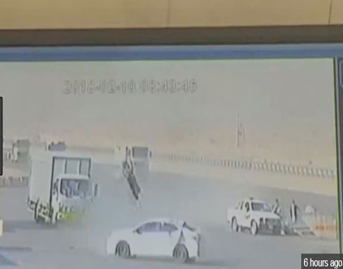 فيديو مروع لشخص يطير في الهواء صدمته سيارة (شاهد) فيديو مروع لشخص يطير في الهواء صدمته سيارة (شاهد)