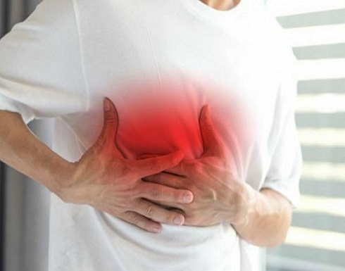 لهذه الأسباب لا تتجاهل ألم الصدر على الجانب الأيسر لهذه الأسباب لا تتجاهل ألم الصدر على الجانب الأيسر