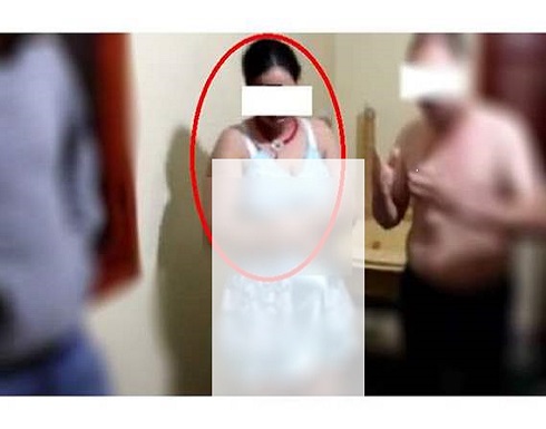 شدّت وثاق فتاة بمساعدة ابنتها وحلقت شعرها بعد ضبطها بين أحضان زوجها في تونس شدّت وثاق فتاة بمساعدة ابنتها وحلقت شعرها بعد ضبطها بين أحضان زوجها في تونس