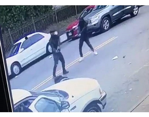 فيديو صادم.. لحظة قتل مغني أمريكي شهير بوابل من الرصاص في الشارع فيديو صادم.. لحظة قتل مغني أمريكي شهير بوابل من الرصاص في الشارع