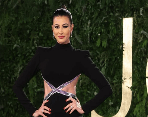 شاهد كيف تصرفت معها .. زوجة مذيع لبناني تضع فنانة بموقف محرج