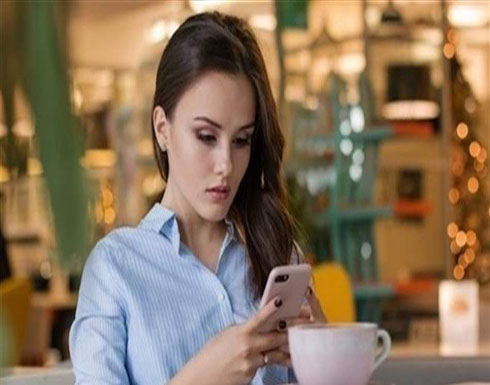 حبيبك مدمن على الهاتف؟ هكذا تتعاملين معه حبيبك مدمن على الهاتف؟ هكذا تتعاملين معه