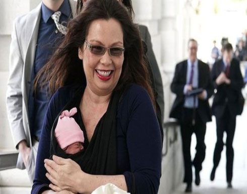 "مايلي" أصغر طفلة تحضر جلسة لمجلس الشيوخ الأمريكي "مايلي" أصغر طفلة تحضر جلسة لمجلس الشيوخ الأمريكي