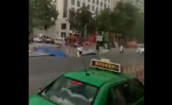 لوح معدني يطيح بامرأة بعد أن أطارته الرياح (فيديو) لوح معدني يطيح بامرأة بعد أن أطارته الرياح (فيديو)