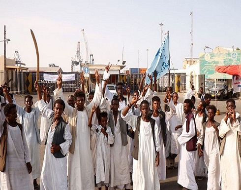 محتجون يغلقون أنبوب النفط المغذي للخرطوم شرقي البلاد محتجون يغلقون أنبوب النفط المغذي للخرطوم شرقي البلاد