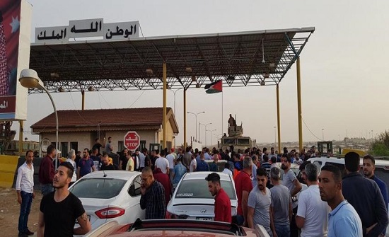بالصور : احتجاز عشرات المواطنين والمركبات على الحدود الأردنية السورية بالصور : احتجاز عشرات المواطنين والمركبات على الحدود الأردنية السورية