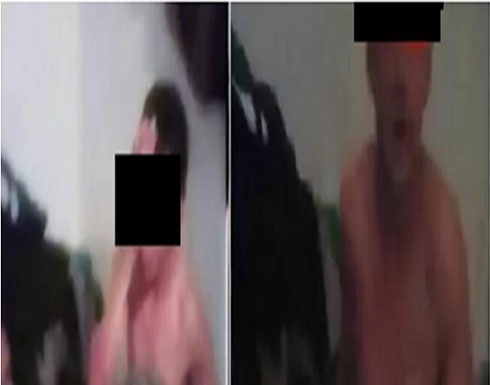 زوجة مصرية تضبط زوجها يمارس الشذوذ مع صديقه زوجة مصرية تضبط زوجها يمارس الشذوذ مع صديقه