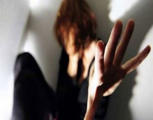 سيدة عربية تضبط زوجها مع الخادمة .. هرعت إليها باكية سيدة عربية تضبط زوجها مع الخادمة .. هرعت إليها باكية