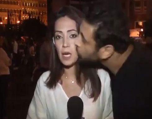 بالفيديو : قبلة جدیدة من ثائر لبنان لمذیعة على الھواء مباشرة بالفيديو : قبلة جدیدة من ثائر لبنان لمذیعة على الھواء مباشرة