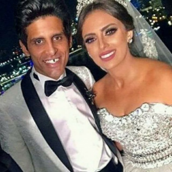 حمدي الميرغني وقبلة حميمة لزوجته في زفافهما – بالصورة حمدي الميرغني وقبلة حميمة لزوجته في زفافهما – بالصورة