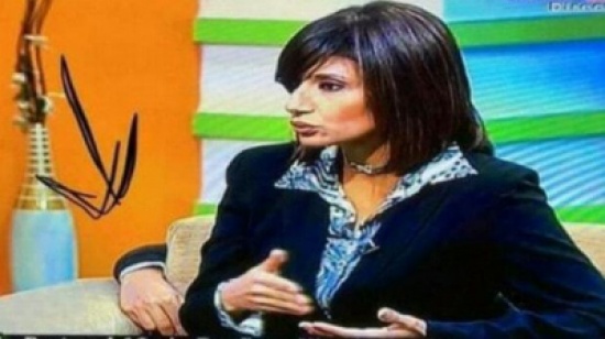 ماذا تفعل يد هذا الشخص خلف المذيعة على الهواء؟ ماذا تفعل يد هذا الشخص خلف المذيعة على الهواء؟
