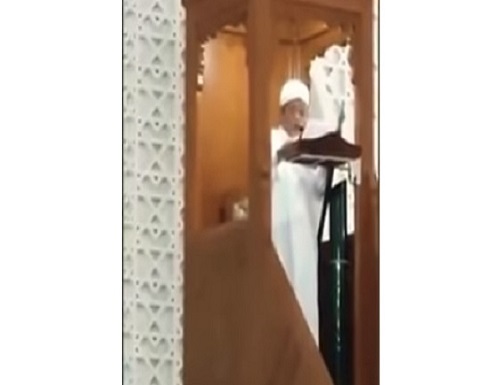 إمام شهير يسقط ميتا أثناء خطبة الجمعة (فيديو) إمام شهير يسقط ميتا أثناء خطبة الجمعة (فيديو)