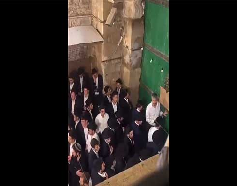 مستوطنون يؤدون طقوس تلمودية عند أحد أبواب المسجد الأقصى .. بالفيديو مستوطنون يؤدون طقوس تلمودية عند أحد أبواب المسجد الأقصى .. بالفيديو