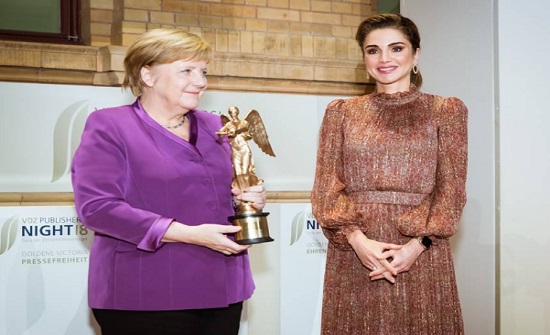 الملكة رانيا تقدم جائزة فكتوريا الذهبية الفخرية لـ أنجيلا ميركل الملكة رانيا تقدم جائزة فكتوريا الذهبية الفخرية لـ أنجيلا ميركل