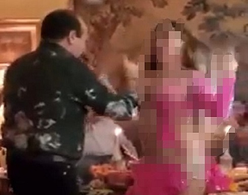 بالفيديو.. زوجة عربية تهدي زوجها راقصة للاحتفال في عيد ميلاده بالفيديو.. زوجة عربية تهدي زوجها راقصة للاحتفال في عيد ميلاده