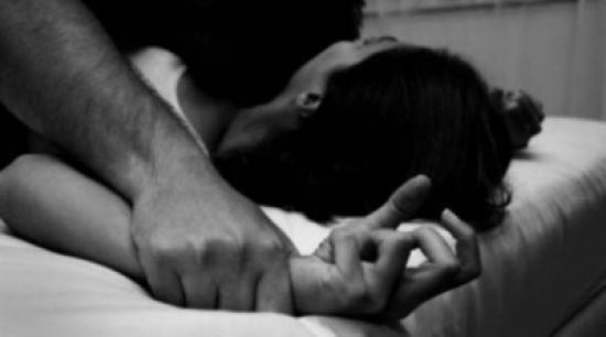 يترك زوجته لصديقه ليعتدي عليها تكرماً منه! يترك زوجته لصديقه ليعتدي عليها تكرماً منه!