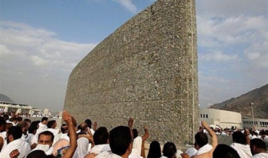 سيلفي مع الشيطان.. صورة لأحد الحجاج خلال رمي الجمرات تشعل مواقع التواصل!