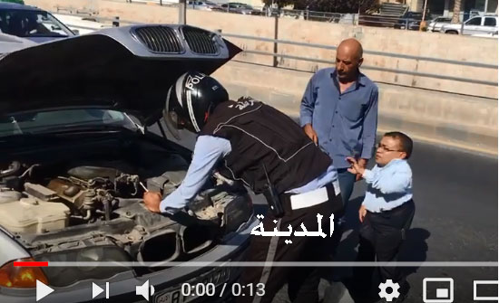 فيديو : رقيب سير يصلح سيارة مواطن فيديو : رقيب سير يصلح سيارة مواطن