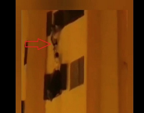 بطريقة لا تصدق.. هكذا أنقذ شاب مصري طفلا من الموت بطريقة لا تصدق.. هكذا أنقذ شاب مصري طفلا من الموت