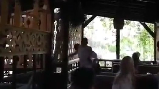 شاب يركل حبيبته السابقة ويعتدي على صديقها الجديد (فيديو) شاب يركل حبيبته السابقة ويعتدي على صديقها الجديد (فيديو)