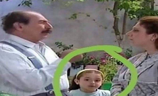 الطفلة في هذا المشهد أصبحت ممثلة شهيرة... من تتوقعون؟ الطفلة في هذا المشهد أصبحت ممثلة شهيرة... من تتوقعون؟