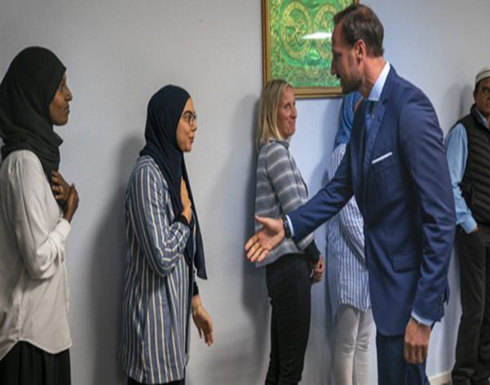 صور : ولي عهد النرويج يتعرض لموقف محرج من محجبات داخل مسجد صور : ولي عهد النرويج يتعرض لموقف محرج من محجبات داخل مسجد