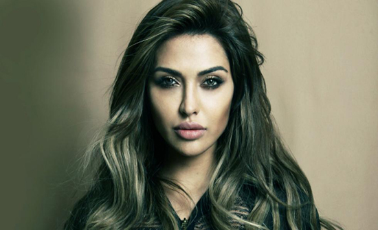 بعد غيابها.. نايا تفاجئ المتابعين وتحضن شابًا بجرأة! بعد غيابها.. نايا تفاجئ المتابعين وتحضن شابًا بجرأة!