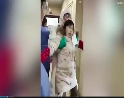 شاهد .. لحظة جر المشتبه في إصاباتهم بفيروس كورونا من منازلهم بمدينة ووهان شاهد .. لحظة جر المشتبه في إصاباتهم بفيروس كورونا من منازلهم بمدينة ووهان