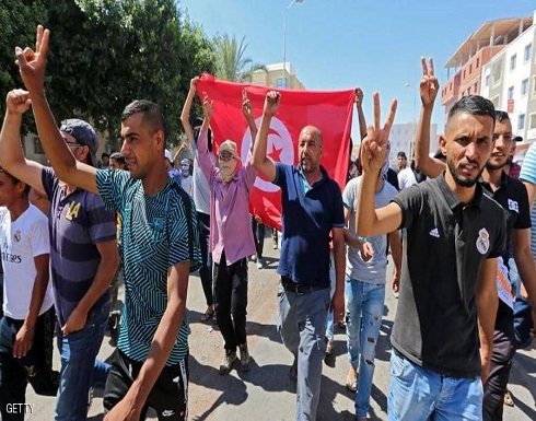 احتجاجات الجنوب التونسي مستمرة.. والرئيس يعلق احتجاجات الجنوب التونسي مستمرة.. والرئيس يعلق